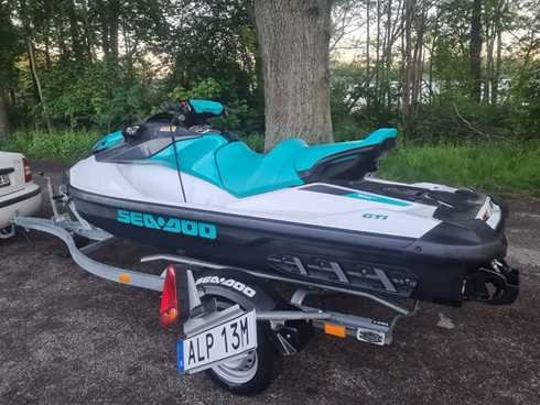 Vattenskotersläp North Grade BRP Big One lastat med vattenskoter Sea Doo GTI 90 stulet i Solna